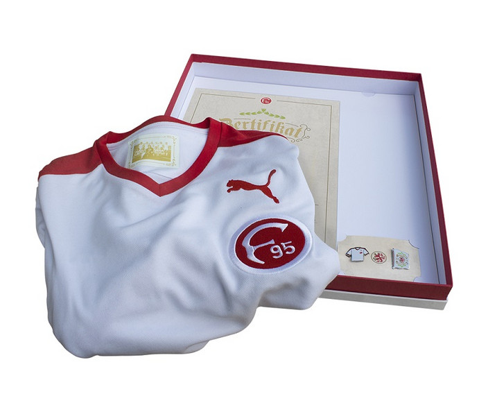 Fortuna Düsseldorf 1895: クラブ創設120周年、記念ユニフォーム。